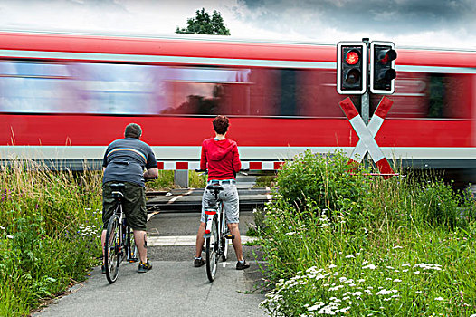 男人,女人,自行车,站立,铁路,格雷芬布罗伊希,北莱茵威斯特伐利亚,德国,欧洲