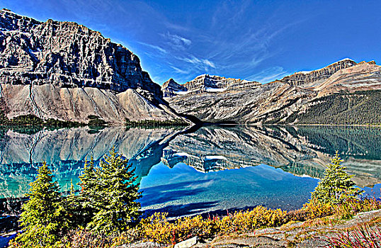 弓湖,毛茛属植物,山,班芙国家公园,艾伯塔省,加拿大