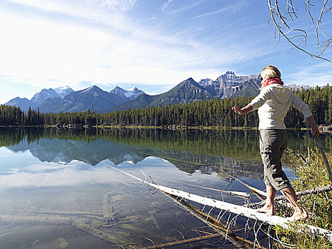女性,远足者,走,登录,湖,艾伯塔省,加拿大