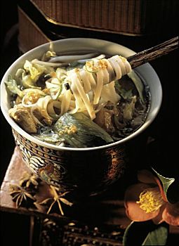 面条,鸡汤,蔬菜,筷子