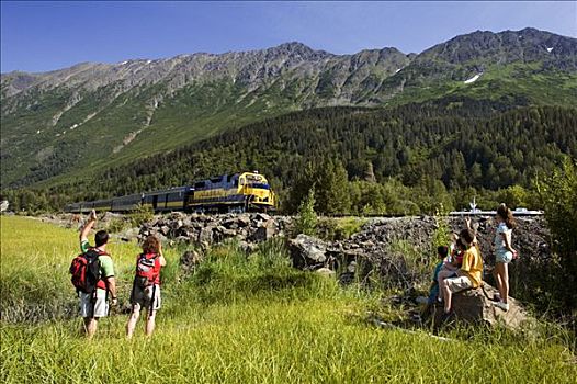 家庭,铁路,客运列车,靠近,特纳甘湾,阿拉斯加,夏天,楚加奇州立公园