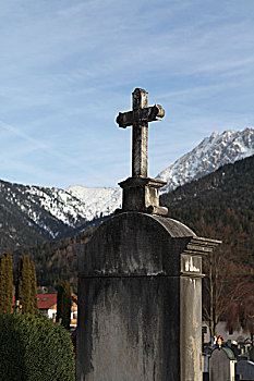 阿尔卑斯山下的墓碑