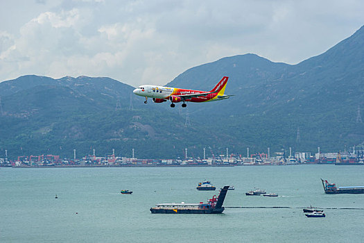 一架越捷航空的客机正降落在香港国际机场