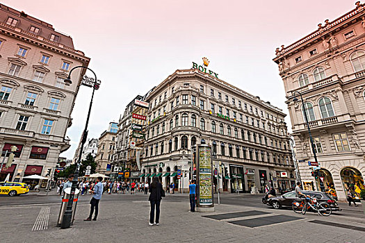 维也纳人走在大街格拉本,grabenstrasse,主要街道的老城区维也纳