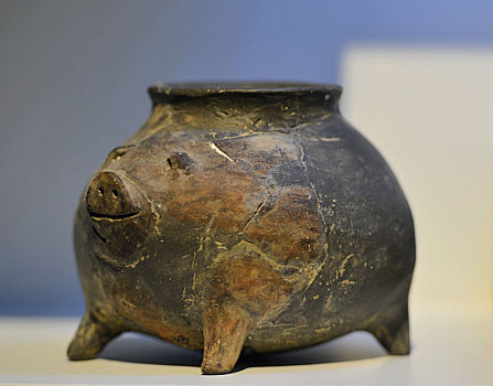 新石器時代豬形陶罐