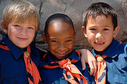 三个男孩,不同,种族,背景,制服