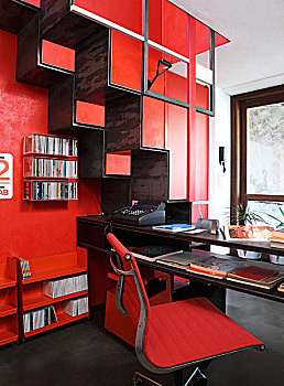 红色,学习,办公椅,书桌,靠近,金属,桑巴舞,楼梯,红墙