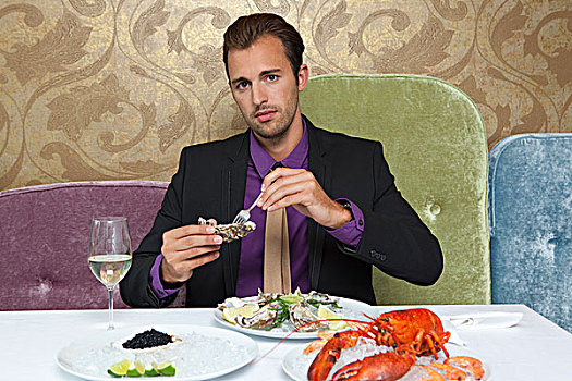 男人,吃,牡蛎,餐馆