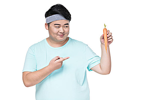肥胖的青年男子手拿胡萝卜