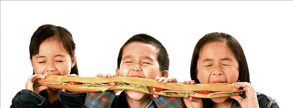 三个,小孩,两个女孩,一个,男孩,吃,大,三明治,白色背景