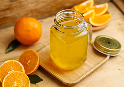 橙汁放在木桌上