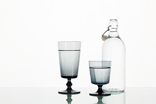 水瓶水杯静物组合
