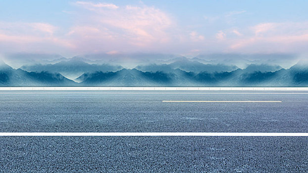 日落时分,无人的公路,远山作为汽车广告背景素材