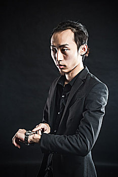 亚洲男子