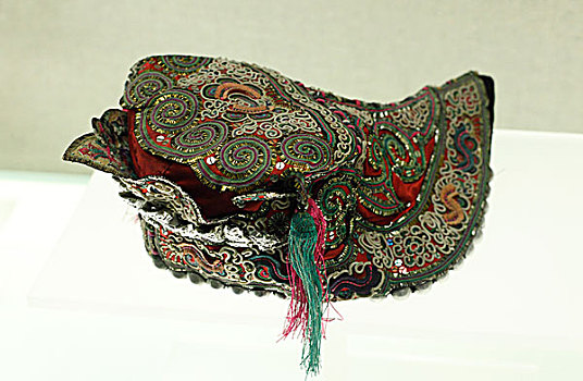 侗族轴绣云龙纹童帽,20世纪下半叶