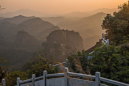 山,丹霞,河流,蓝天,黄昏,大气,田野,水电站,村庄,驴友,旅行,地质公园,丹霞地貌,绿色,灌木,树,草,水潭,素材,平面设计