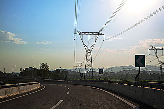 输电塔和高速公路