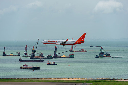 一架韩国济州航空的客机正降落在香港国际机场