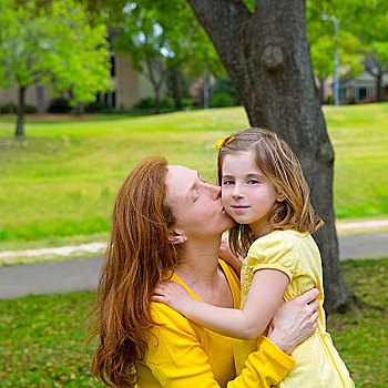 母亲,吻,金发,女儿,绿色公园,户外,衣服,黄色