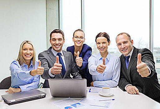 商务,成功,科技,办公室,概念,微笑,企业团队,笔记本电脑,纸,咖啡,展示,竖大拇指