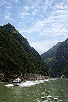 行驶在重庆巫山大宁河小三峡巴雾峡