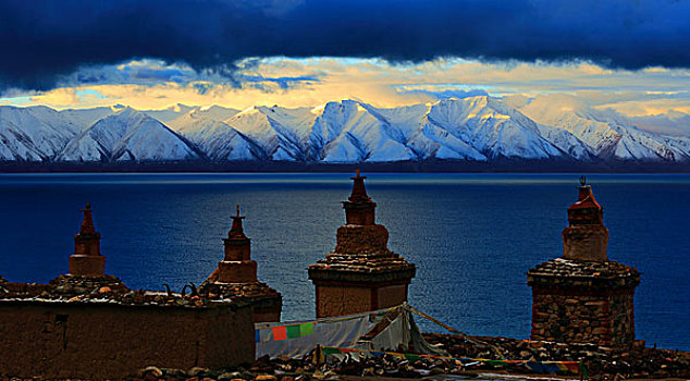 西藏自治区当惹雍措和达尔果雪山