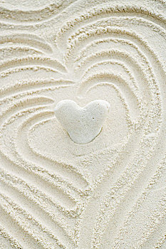 心形,珊瑚,围绕,沙子