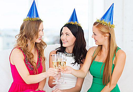 庆贺,饮料,朋友,单身派对,生日,概念,三个,微笑,女人,戴着,蓝色,帽子,香槟,玻璃