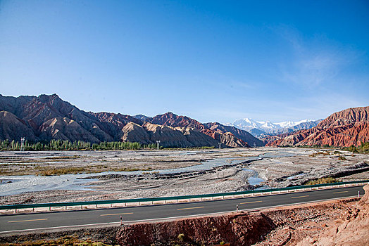 新疆喀什至塔什库尔干塔吉克自治县塔什库尔干河谷边的314国道