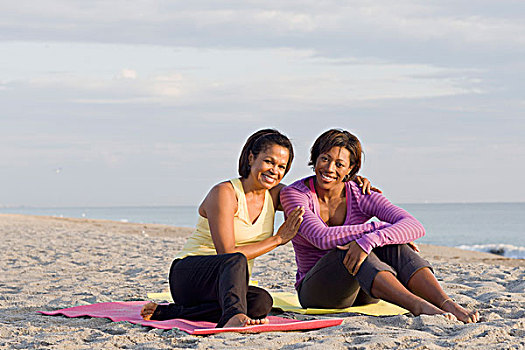 两个女人,坐,瑜珈,垫子,海滩
