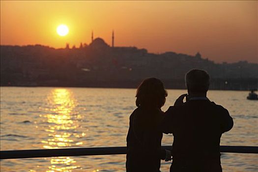游客,注视,日落,上方,金角湾,加拉达塔,桥,伊斯坦布尔,土耳其
