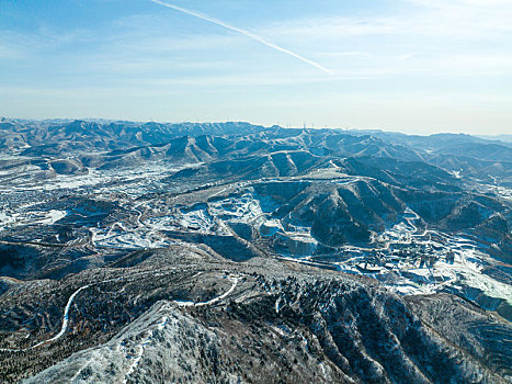 航拍济南章丘胡山雪景