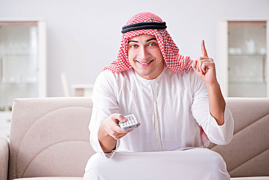 年轻,阿拉伯人,看电视,坐,沙发