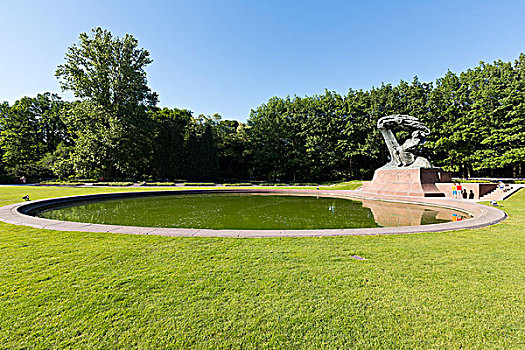 雕像在瓦津基公园在波兰,华沙