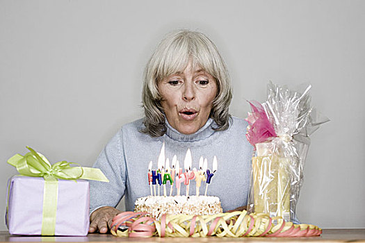 生日,老人,礼物,馅饼,蜡烛,室外,特写,序列,人,女人,灰发,坐,小包装,生日礼物,生日蛋糕,蛋糕,生日蜡烛,室内