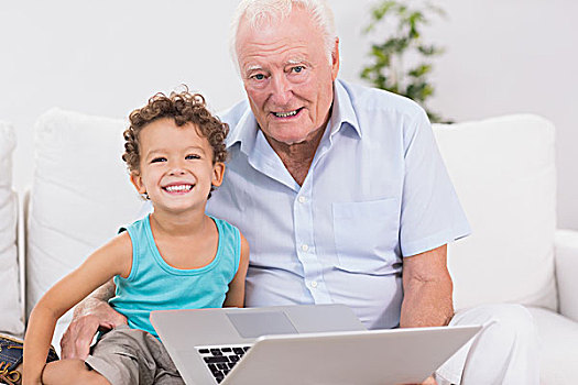 爷爷,孙子,笔记本电脑,沙发