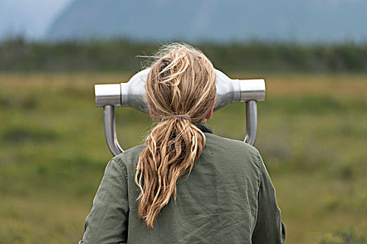 女孩,看穿,投币望远镜,格罗莫讷国家公园,纽芬兰,拉布拉多犬,加拿大