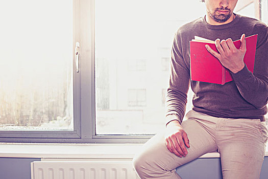 男青年,坐,窗台,读,红色,书本