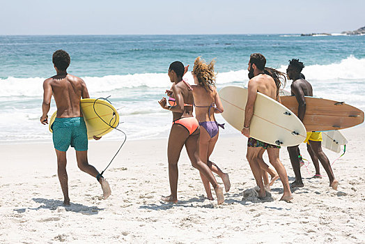 群体,朋友,拿着,冲浪板,海滩