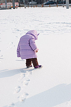 玩雪的小女孩