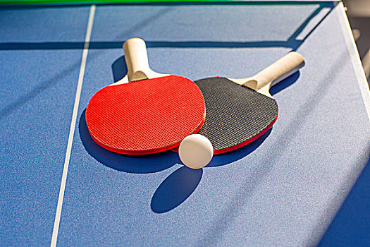 乒乓球,乒乓,两个,球拍,白色,球,蓝色背景,木板