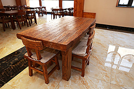 白色,碗,木桌子摆放整齐的酒店餐桌,餐具茶具,木桌远景,木头,浅色