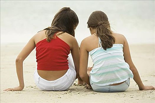 后视图,两个女孩,坐,海滩