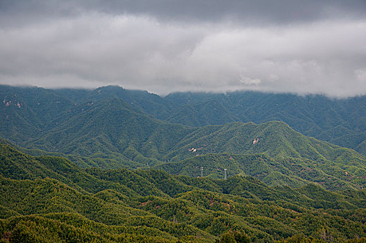 厚厚云层下的山峰