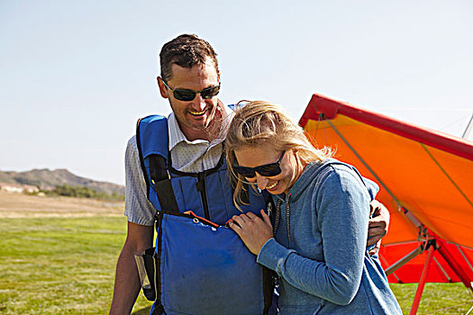 幸福伴侣,悬挂式滑翔机,背景