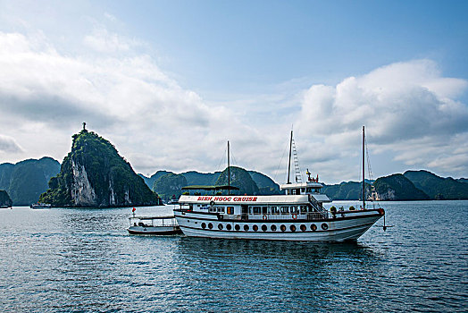 越南广宁鸿基市下龙湾海上石林间穿梭的游船