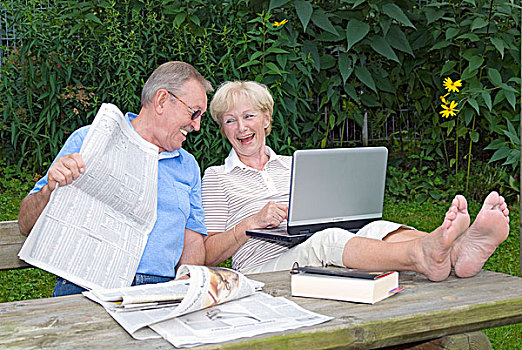 老人,情侣,笔记本电脑,报纸