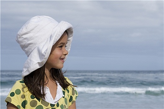 女孩,6-8岁,遮阳帽,站立,海滩,微笑,侧面,海洋,背景