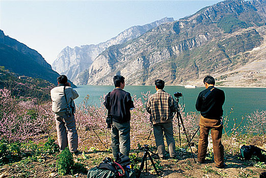 一群摄影爱好者在拍摄长江三峡风景