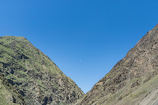 中国新疆夏季蓝天白云下g217独库公路沿途高山戈壁风景